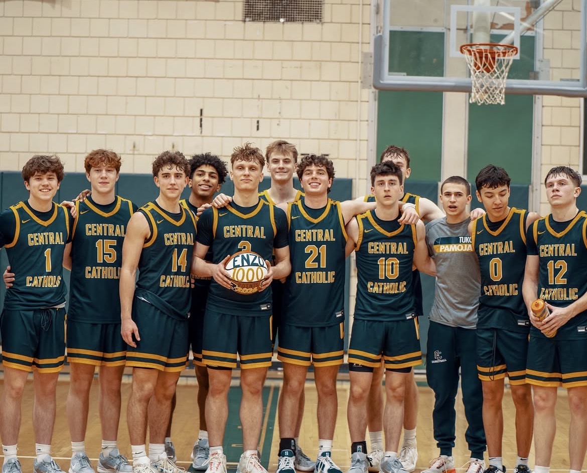 The team picture with star senior guard Enzo Khalil 26’ after scoring 1000 points in his career